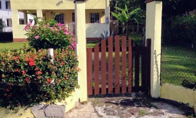 Colon House | Casa Anzuelo is an oceanfront home that is all about the water and nature.