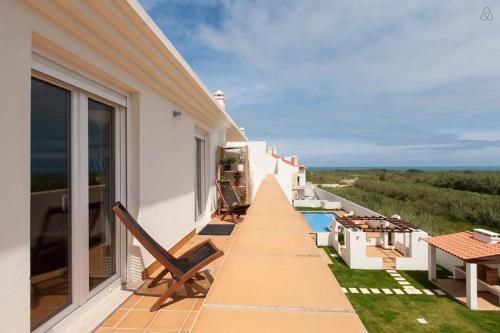 Ferrel Apartment | Casa Baleia - Praia e Piscina - 10 pessoas