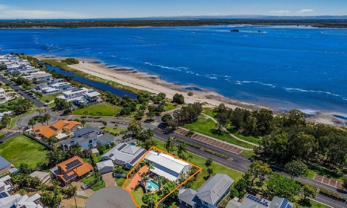 Banksia Beach House | Casa Banksia - Beachfront house with Pool