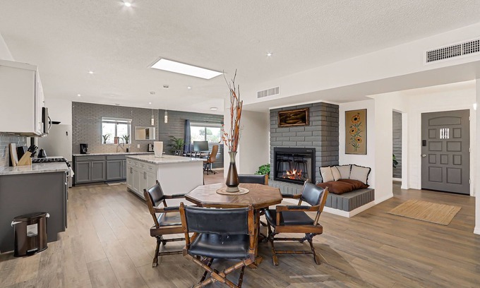 Biggs Field House | Casa Bella: Park-facing cozy central home 4 min from Airport & Malls. AC, WiFi.