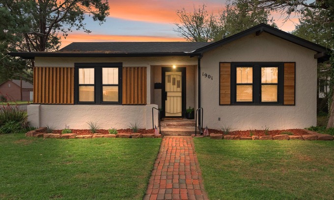 Canyon House | Casa Blanca: A Warm & Welcoming Texas Retreat