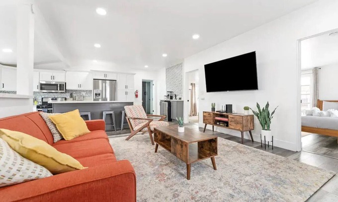 Joshua Tree House | Casa Blanca. Modern Home with Hot Tub. Central to everything.