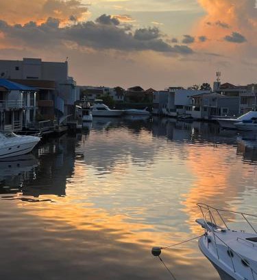 Lecherías House | Casa Bote Con Vista a Los Canales De Lecheria Con Muelle Privado