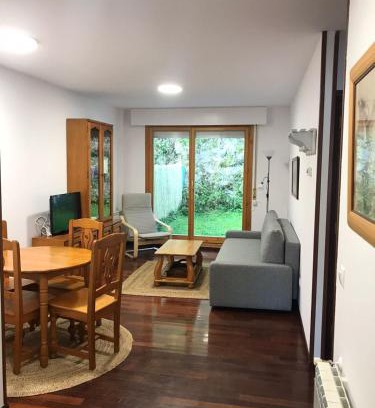 Comillas City Center Apartment | Casa Buganvilla. Apartamento con jardín, a 100 metros del centro.