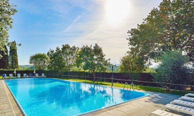 Popoltaio-Schiacciato House | Casa Caprifoglio A: A characteristic and welcoming apartment that is part of an ancient country house surrounded by the greenery, with Free WI-FI.