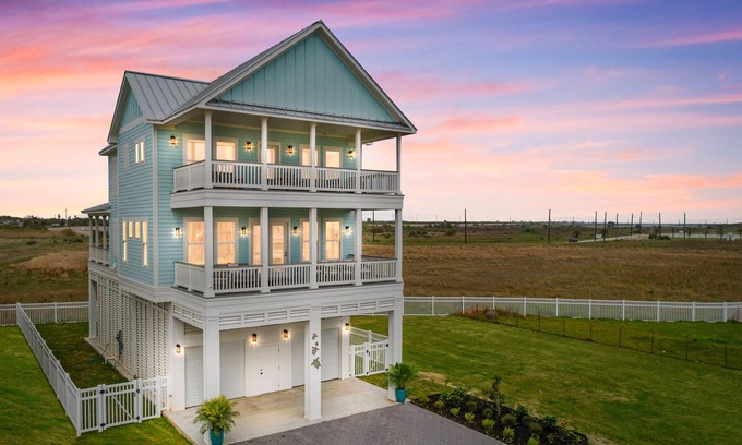Galveston House | Casa Carapace l New 2023 Construction Luxe Home! Walk to beach! Sleeps 12
