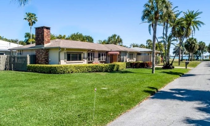 Bay Esplanade House | Casa Carlouel on north Clearwater Beach - steps from the beach!.