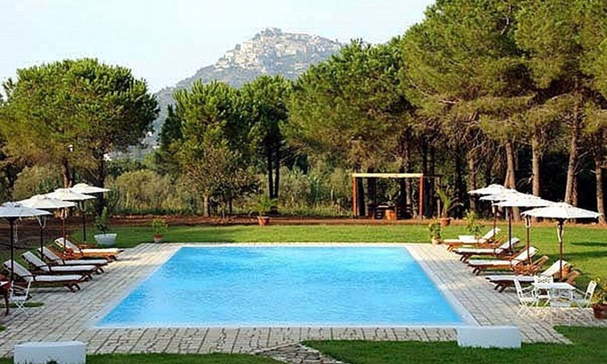 Castellabate House | Casa Cedrina C: A welcoming apartment that is part of a villa surrounded by the greenery, with Free WI-FI.