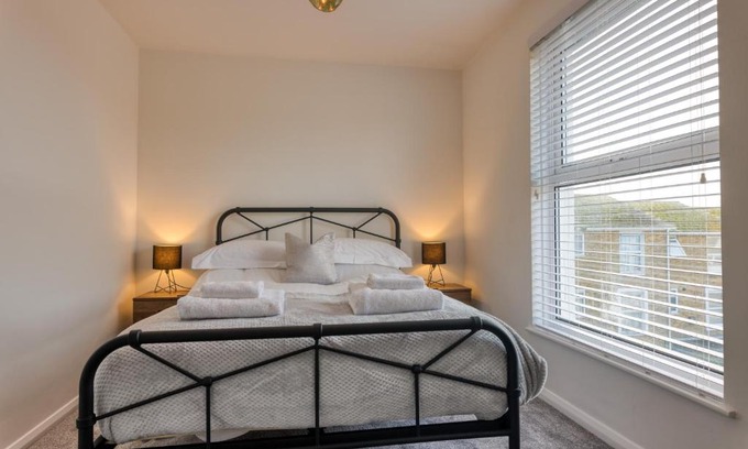 Ramsgate House | Casa Cella - Centrally located 4 bedroom house with private driveway and garden
