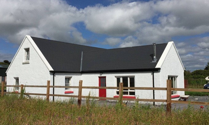 Ennis Cottage | Casa Ceol - tranquil country setting by Ennis