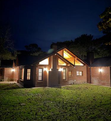 Carilo House | Casa Chalet Encuentros 1998 UBICADA A 1 CUADRA DEL MAR