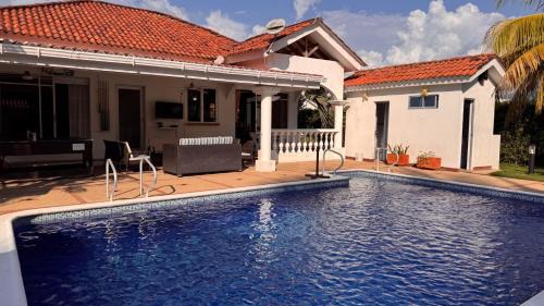 Melgar House | Casa con Air Hockey, Bolirana, Wi-Fi y Piscina