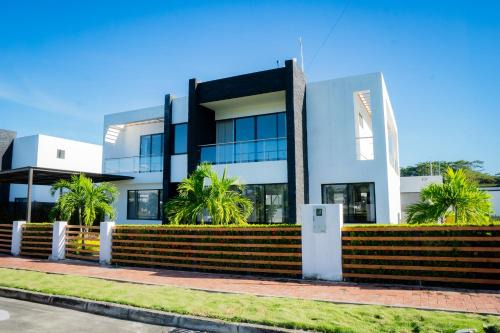 Girardot House | Casa con Piscina en Condominio Girardot