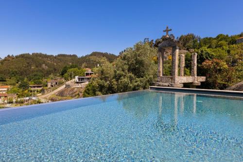 Guilhofrei House | Casa da Capela - House with infinity pool by House and People