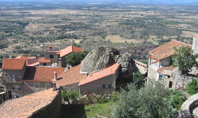 Monsanto House | Casa da Gruta (Cave House)