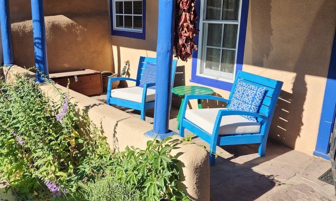 Taos House | Casa de Flores Navajo Casita: Lovingly restored old adobe on Ledoux St