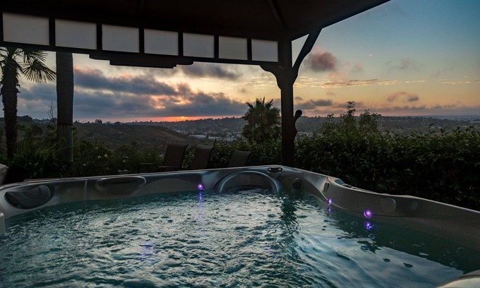 Henie Hills Bed & Breakfast | * Casa de Skyline *