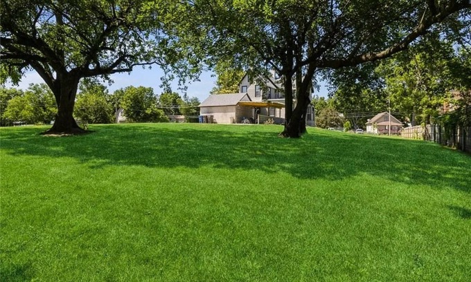 Des Moines House | Casa Dean sleeps 20 close to Fairgrounds and Downtown Des Moines