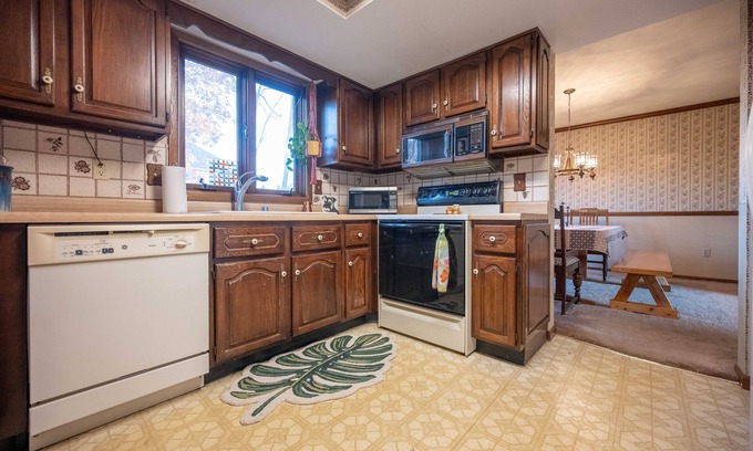 Williams Bay House | Casa del Pavo Real – Charming 4 BDR, Walk to Lake Shore, 5 Min to Town!