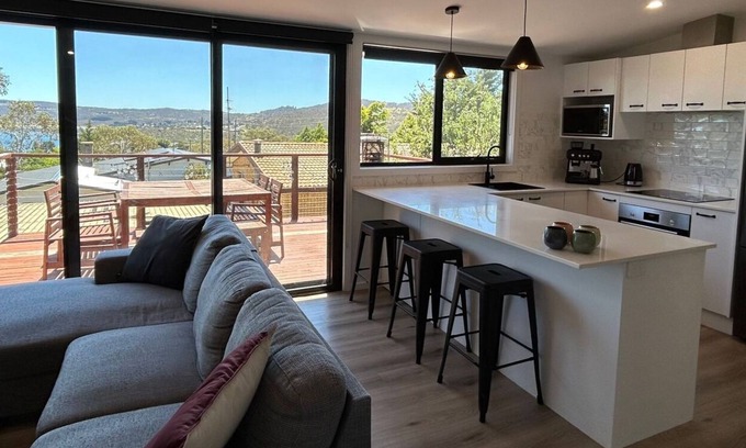 Jindabyne House | Casa Della Vita pet friendly modern townhouse