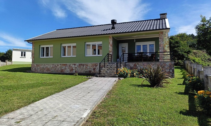 Porto de Espasante Ski Chalet | Casa do Olmo Villa with farm in an urban environment. Close to beaches.