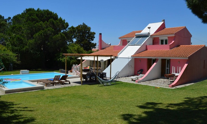 Corroios House | Casa do Pinheiro – Villa with private garden and pool in Marisol near Aroeira
