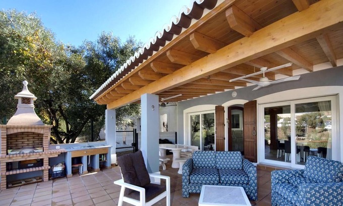 Espirito Santo Villa | Casa do Rio with Mountain View, Jacuzzi & Wi-Fi