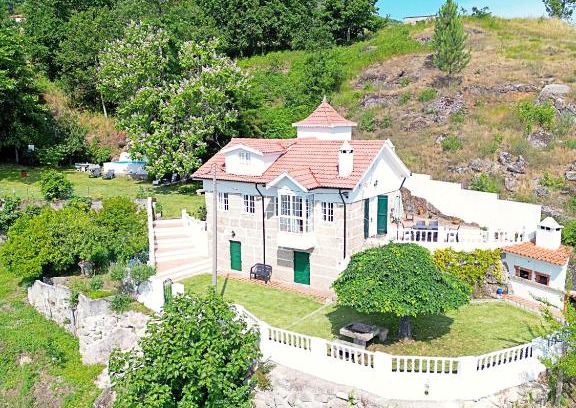 Amarante Ski Chalet | Casa dos Plátanos near the center of Amarante, Golf Course and Water Park.