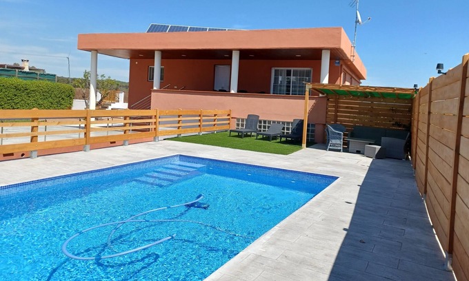Caldes de Malavella Ski Chalet | Casa "El Roble" Piscina, Barbacoa, Jardín, Wifi y Parking Gratis