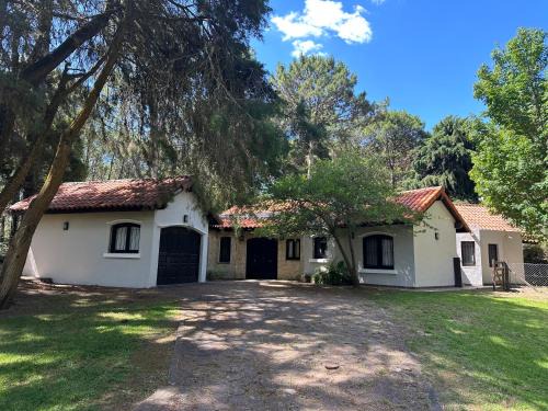 Carilo House | Casa en Carilo con Pileta, Quincho y Parque Cercado para 8 Personas