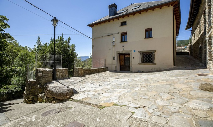 Castiello de Jaca Apartment | Casa Feli: Apartamento con Jardín Privado en los Pirineos