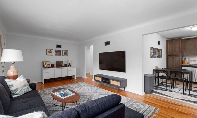 DeBaliviere Place House | Casa Forest Park. New. Within blocks of Forest Park, Wash U and Delmar Loop.