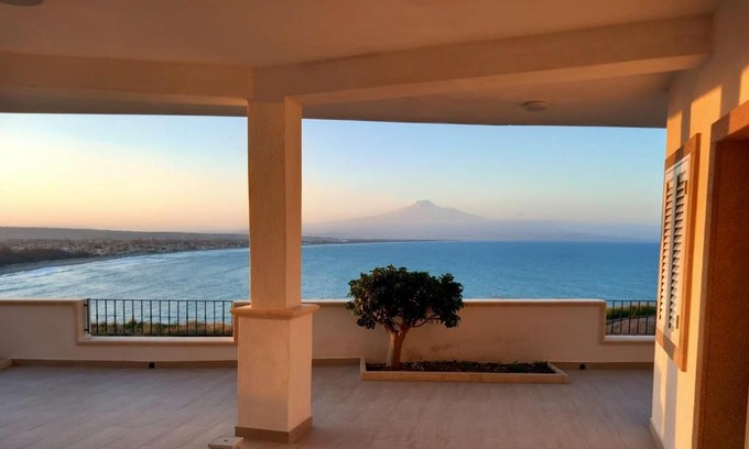 Costa Saracena-Castelluccio House | Casa Framaibla - la veranda sull'Etna