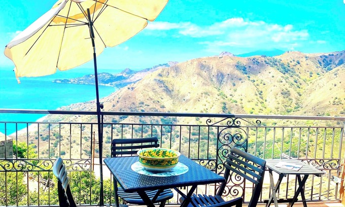 Forza d'Agro House | Casa Francesco - House with sea view and Etna volcano