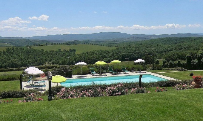 Lano House | Casa Gelso D: A romantic and welcoming apartment that is part of an ancient country house situated in the heart of the Tuscan countryside, with Free WI-FI.