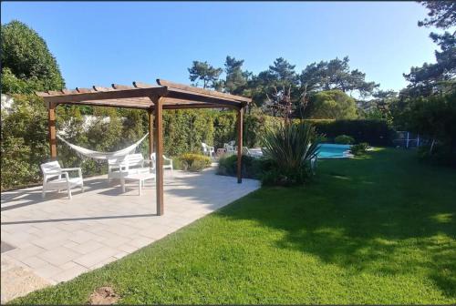 Banzao House | Casa Girassol with a beautiful private Pool and Garden