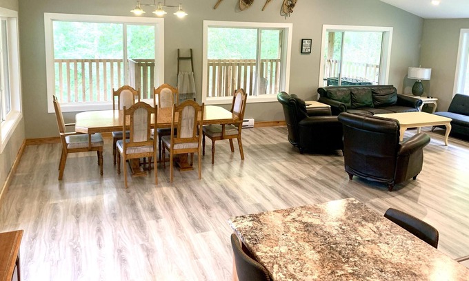 Anglemont Cabin | Casa in the Woods w/ HOT TUB! - Shuswap Vacations and Sledding Accommodation
