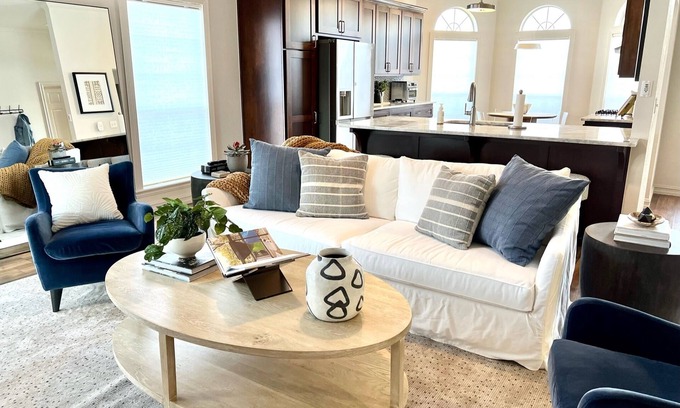 Jenks House | Casa Joya - A Jenks Gem Professionally designed three-bedroom luxury home!
