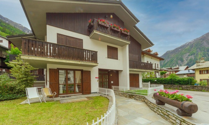 Courmayeur Apartment | Casa Julie- Very central two-room apartment with garden