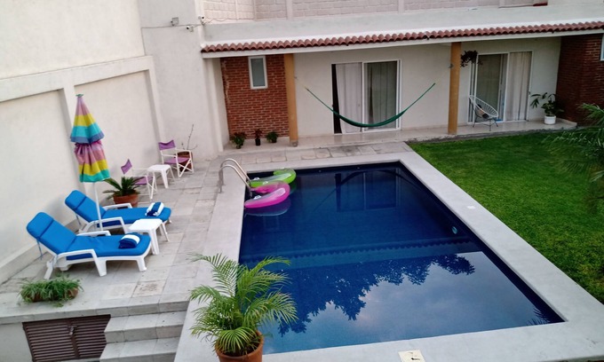 Xochitepec House | Casa Las Golondrinas cuenta con alberca privada y suites con baño completo y AC.