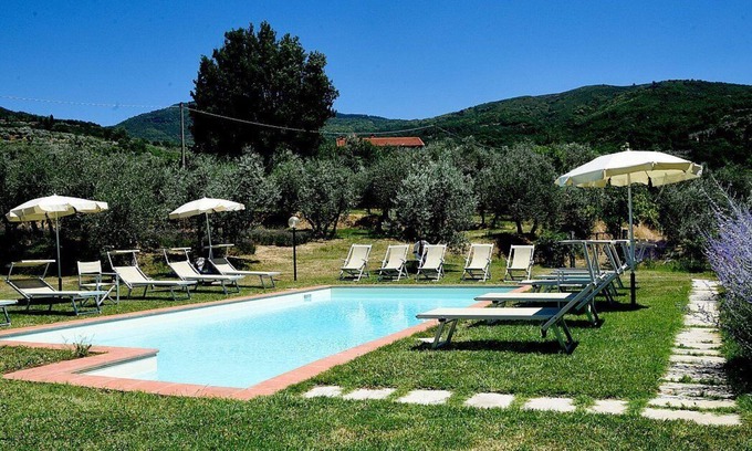 Castelfranco di Sopra House | Casa Leggiadra A: A graceful apartment that is part of an ancient country house located on top of a small hill.