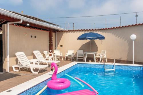 Jardim Real House | Casa Lindíssima e Espaçosa com 2 Piscinas - Adulto e Infantil, Perto da Praia, Opção da Piscina Adulto Aquecida Cobrado à Parte, 4 Quartos Frente as Piscinas, Área Gourmet Completa com Churrasqueira, Forno e Fogão a Lenha, Mesa de Bilhar, Lareira na Sala