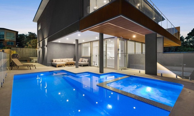 Aireys Inlet House | Casa Lux - Breezy home in the township of Aireys Inlet on the Great Ocean Road sleeps 15, making it