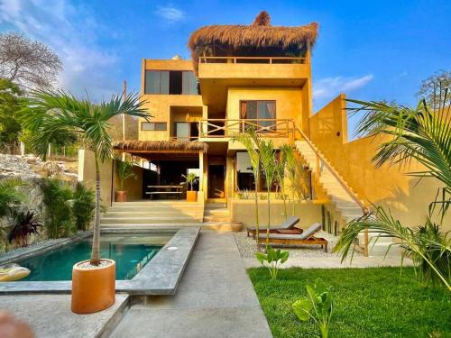 Brisas de Zicatela Villa | Casa Maloya alberca y vista al mar