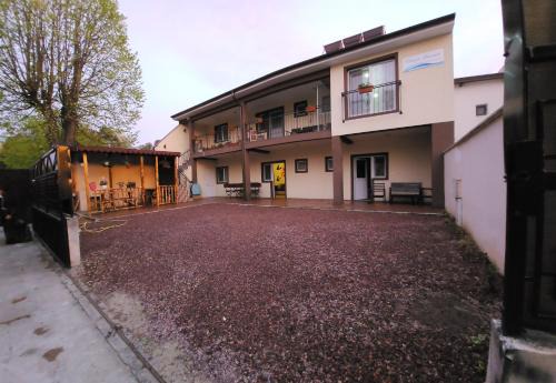 Saturn House | Casa Maria Saturn