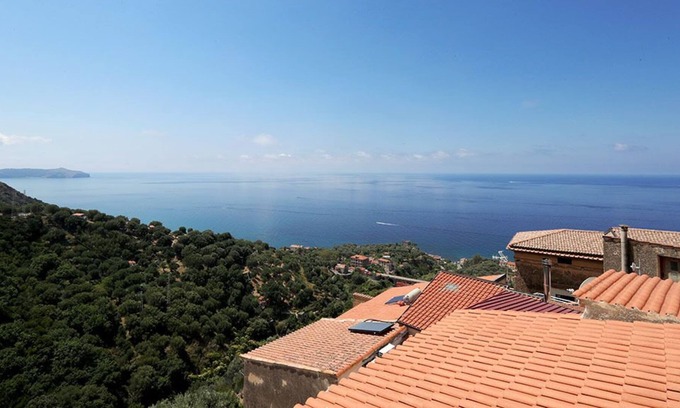 Marina di Pisciotta Apartment | Casa Marida - Holidays in a historic building with beautiful sea view