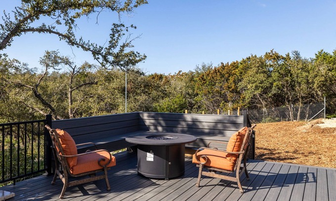 Dripping Springs House | Casa Mariposa |Newly Renovated| Firepit*Fireplace*Great Deck*Pets Welcome!
