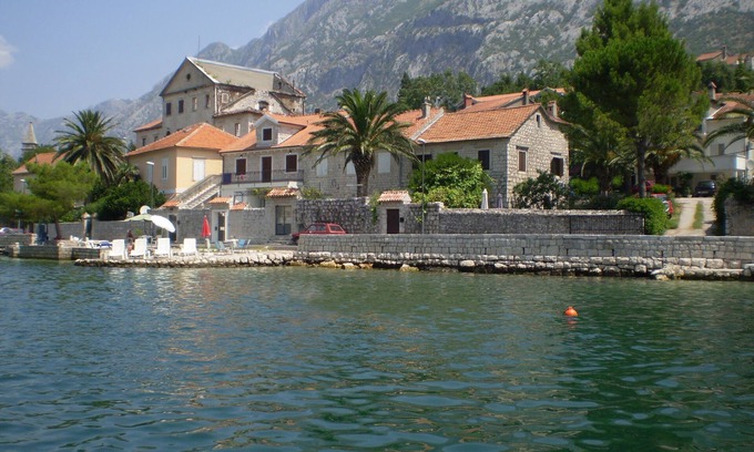 Kotor Villa | Casa Maris -Waterfront stone house in Dobrota