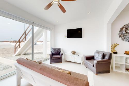 La Paloma House | Casa Marron 37 - Playa Arcangel