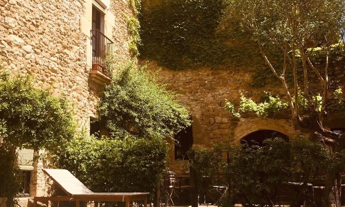 Sant Jordi Desvalls House | Casa Migdia: a large house with character, near Girona
